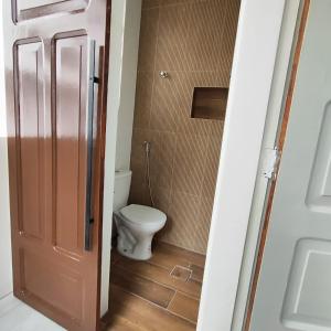 a small bathroom with a toilet and a door at Casa de Praia Muito Aconchegante in Santos +37 photos