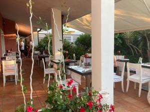 Restaurace v ubytování Cala Rosa Club Hotel