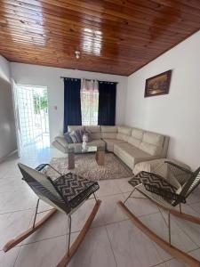 Gallery image of Casa con tres dormitorios y garaje in Montería
