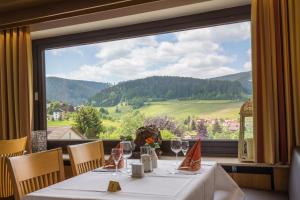 A restaurant or other place to eat at BSW Schwarzwaldhotel Baiersbronn