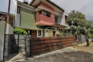 バンドンにあるRaben Houseの木塀の家