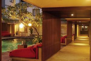 Bazén v ubytování Savvoya Hotel Seminyak nebo v jeho okolí
