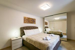 a bedroom with a large bed with towels on it at Rosa azzurra in Casamassima