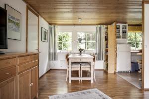 Η κουζίνα ή μικρή κουζίνα στο Holiday home Österlen