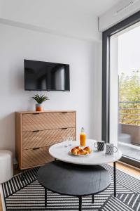 Μια τηλεόραση ή/και κέντρο ψυχαγωγίας στο Studio lumineux avec terrasse Courbevoie - 2P - FLAT-GUEST +5 φωτογραφίες