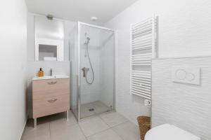 Ένα μπάνιο στο Studio lumineux avec terrasse Courbevoie - 2P - FLAT-GUEST