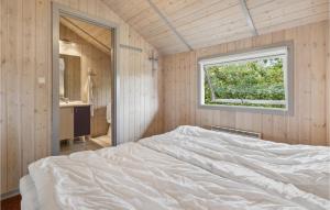 A bed or beds in a room at Awesome Home In Haderslev With Kitchen