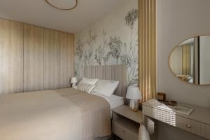 a hotel room with a bed and a mirror at Scala Apartamenty by Moderna Profit- Łąkowa 60G z parkingiem in Gdańsk