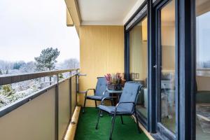 ホーエガイスにあるGemütliche Ferienwohnung im Harzのバルコニー(椅子2脚、テーブル付)