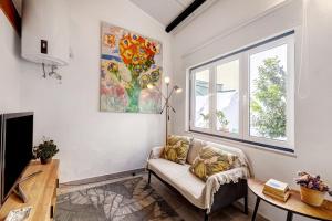 a living room with a couch and a window at Casa das Cantonas Valada in Valada