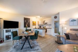 ホーエガイスにあるGemütliche Ferienwohnung im Harzのテーブルとソファのあるリビングルーム