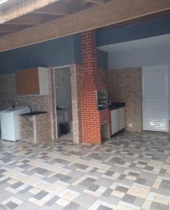 una stanza vuota con una cucina con un muro di mattoni di Pedreira baixa a Ubatuba