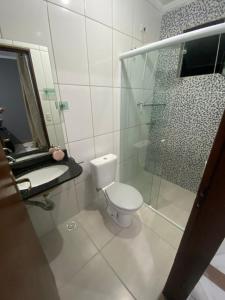 un bagno con wc, doccia e lavandino di Pedreira baixa a Ubatuba