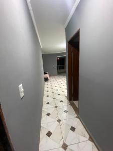 un corridoio vuoto con pavimento piastrellato e porta di Pedreira baixa a Ubatuba