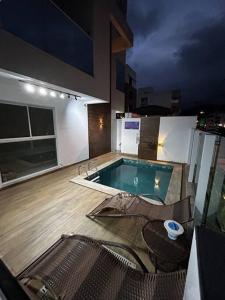 a swimming pool on top of a building at Apto em Palmas, 02 quartos, sendo 01 suíte in Governador Celso Ramos