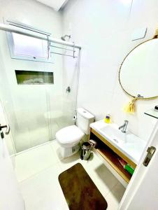 a bathroom with a toilet and a sink and a shower at Apto em Palmas, 02 quartos, sendo 01 suíte in Governador Celso Ramos +26 photos