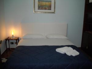 a bedroom with a bed with two white towels on it at Chez moi in Colleverde