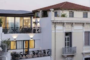 ein weißes Gebäude mit Balkonen und Fenstern in der Unterkunft master Plaka in Athen + 19 Fotos