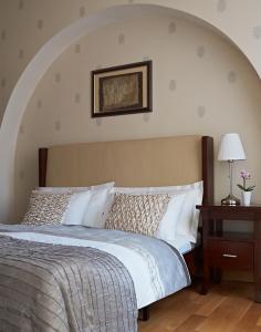 - une chambre avec un lit et une table avec une lampe dans l'établissement Apartments Almandine, à Prague