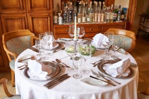 a table with wine glasses and napkins on it at Landhotel und Gasthaus Polster in Erlangen