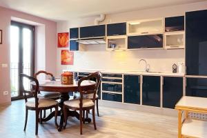 a kitchen with a table and chairs and a sink at Gio House - Affitti Brevi Italia in Onno +12 photos