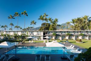 Bazén v ubytování Maui Seaside Hotel nebo v jeho okolí