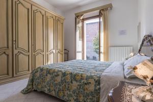 a bedroom with a bed and a window at Francesca Apartment in Sassuolo - Affitti Brevi Italia in Sassuolo