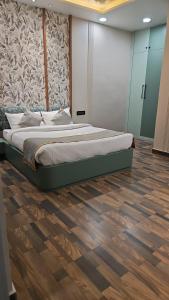 A bed or beds in a room at Dashrath Inn near Ramjanmbhoomi