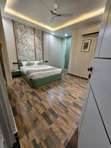 A bed or beds in a room at Dashrath Inn near Ramjanmbhoomi