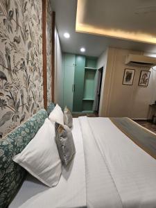 A bed or beds in a room at Dashrath Inn near Ramjanmbhoomi