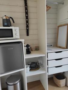 Kuchyň nebo kuchyňský kout v ubytování Chambre Perchée avec vue imprenable sur le lac de Lacanau