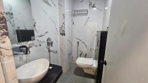 A bathroom at Dashrath Inn near Ramjanmbhoomi