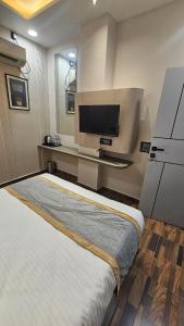 A bed or beds in a room at Dashrath Inn near Ramjanmbhoomi