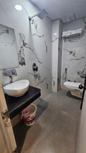 A bathroom at Dashrath Inn near Ramjanmbhoomi