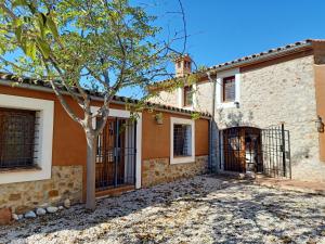 a house with a tree in front of it at Casa Rural Mas En Calma in Cabanes