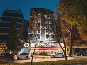 ブルサにあるRoyal Capital Hotel Bursaの車が目の前に停まった高い建物