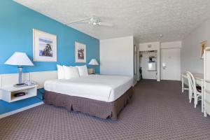 Postel nebo postele na pokoji v ubytování Maui Seaside Hotel