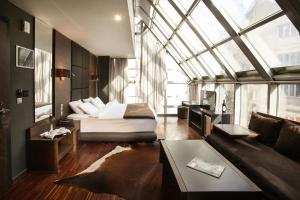 une chambre d'hôtel avec un lit et un canapé dans l'établissement Diamond Suites, Philian Hotels and Resorts, à Thessalonique