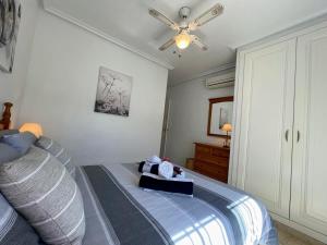 Posteľ alebo postele v izbe v ubytovaní South facing Los Dolses bungalow - comm pool LD186