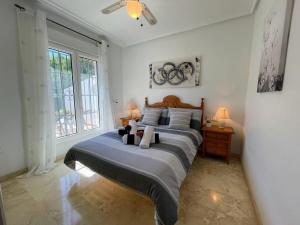 Posteľ alebo postele v izbe v ubytovaní South facing Los Dolses bungalow - comm pool LD186