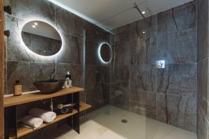 une salle de bain avec une douche avec un lavabo et un miroir dans l'établissement Grand Hôtel L'ermitage, à Font-Romeu 62 autres photos