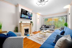 Μια τηλεόραση ή/και κέντρο ψυχαγωγίας στο Modern 18 Guest Large Home in Solihull - Near NEC, JLR, HS2 and BHX