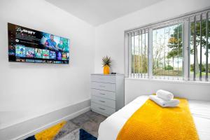 Ένα ή περισσότερα κρεβάτια σε δωμάτιο στο Modern 18 Guest Large Home in Solihull - Near NEC, JLR, HS2 and BHX