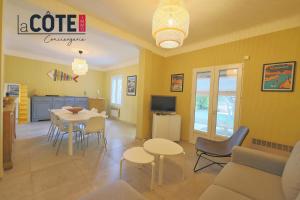 マルティーグにあるVilla Tamarisのソファとテーブルと椅子のあるリビングルーム