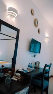 TV a/nebo společenská místnost v ubytování Lion Gate Hotel Sigiriya