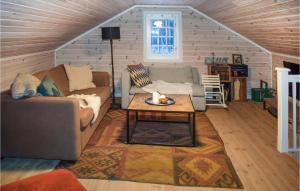 un soggiorno con due divani e un tavolino da caffè di 3 Bedroom Cozy Home In Treungen a Treungen