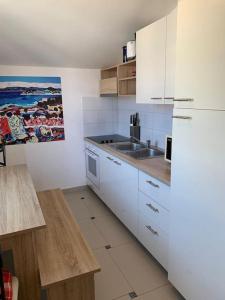 Køkken eller tekøkken på Grey Beach Apartment + 37 billeder