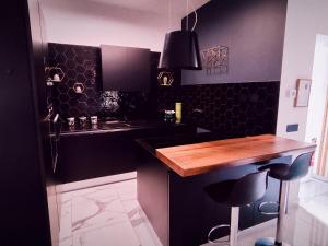 a kitchen with a counter and two bar stools at Il quattro e l'otto in Rome