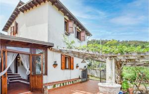 The building in which the holiday home is located Még 16 kép