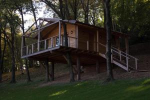 ein Baumhaus mitten im Wald in der Unterkunft Country House Barone D'Asolo in Asolo